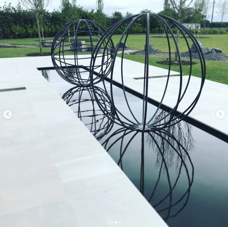 Modern garden design with water feature and lighting - Landscape Architecture Cheshire - WM DESIGN STUDIO